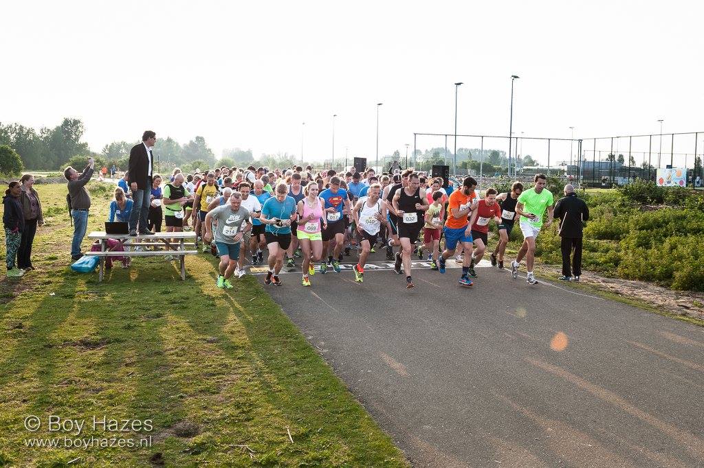 Een grote groep deelnemers vertrekt vanaf de start van de Hardloopavond4daagse in 2016.
