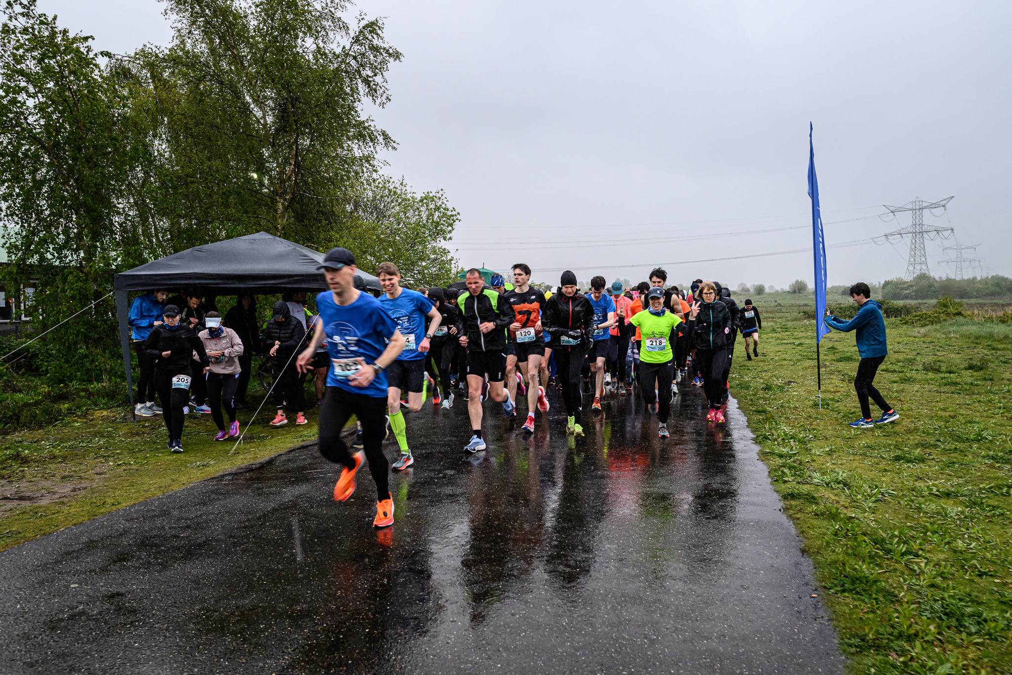 Deelnemers starten in de regen aan de Hardloopavond4daagse van 2024.