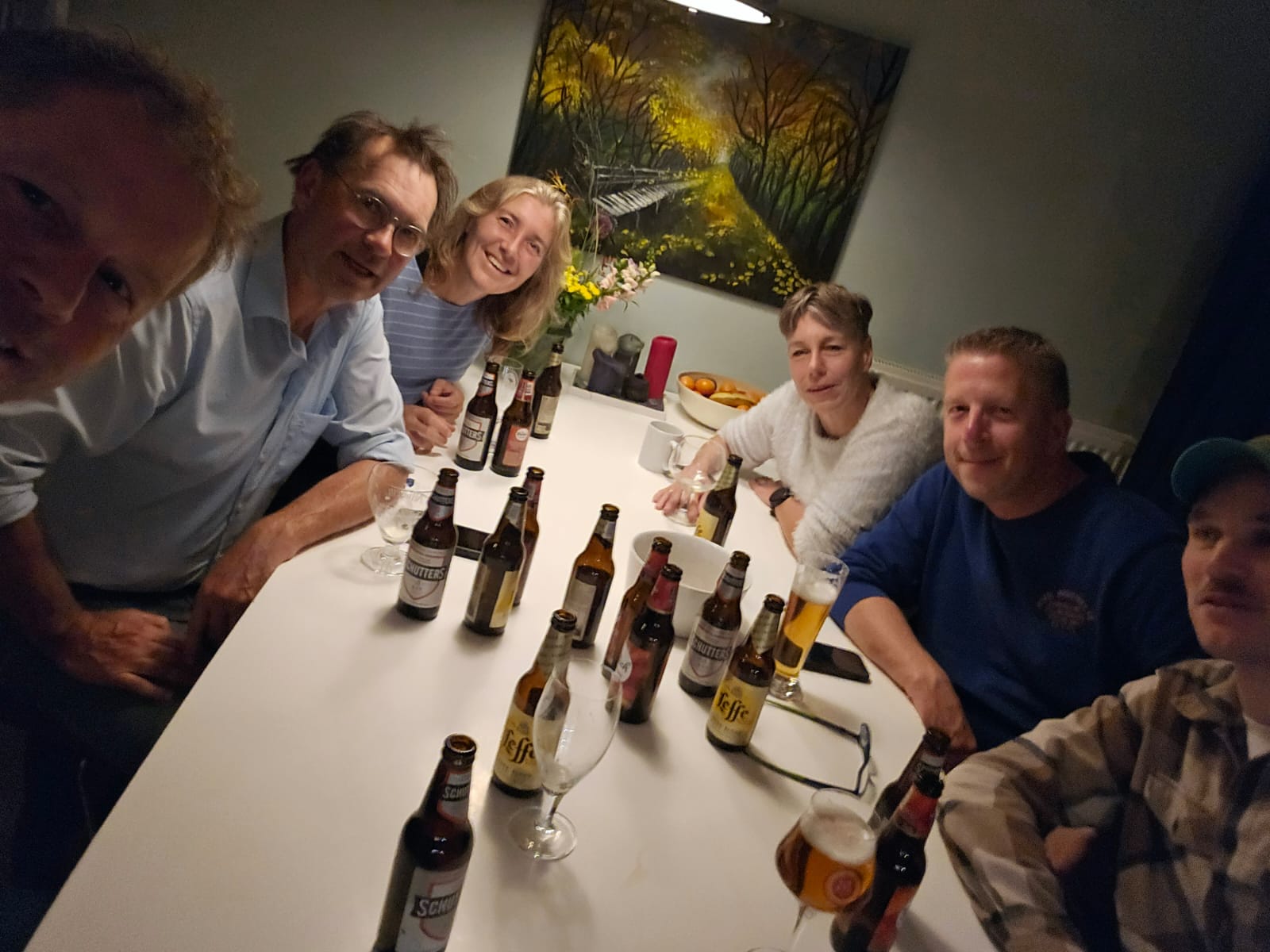 Leden van het organisatieteam zitten samen aan tafel tijdens de voorbereidingen voor 2026.