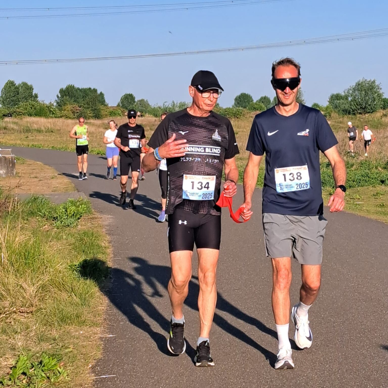 Deelnemers lopen samen tijdens de feestelijke slotavond.