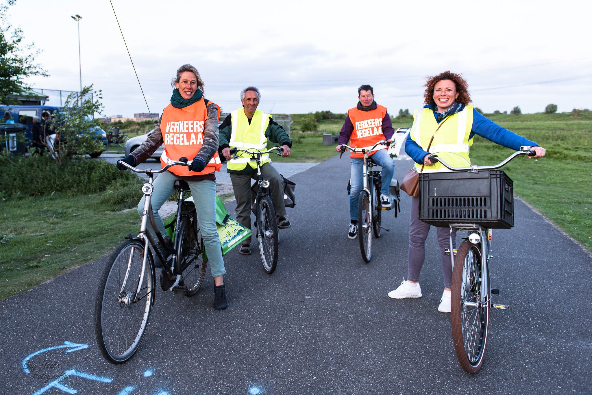 Vier verkeersregelaars op de fiets staan klaar langs het parcours.