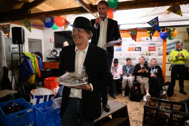 Een organisator ontvangt een onderscheiding tijdens het tienjarig jubileum van de Hardloopavond4daagse.