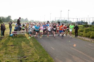 Een grote groep deelnemers vertrekt vanaf de start van de Hardloopavond4daagse in 2016.
